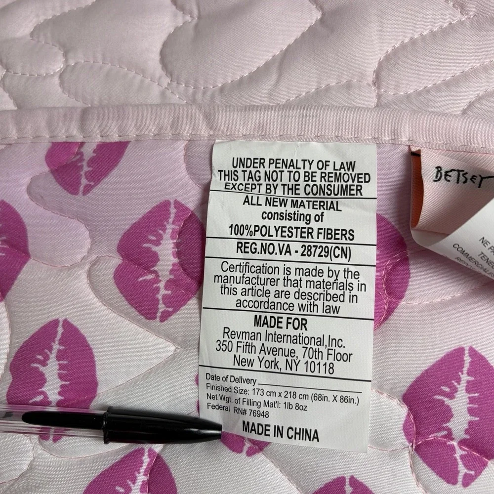 Betsy Johnson Twin 2 Piece‎ Reversable Quilt XO Stitch Ombrey Lips Pink